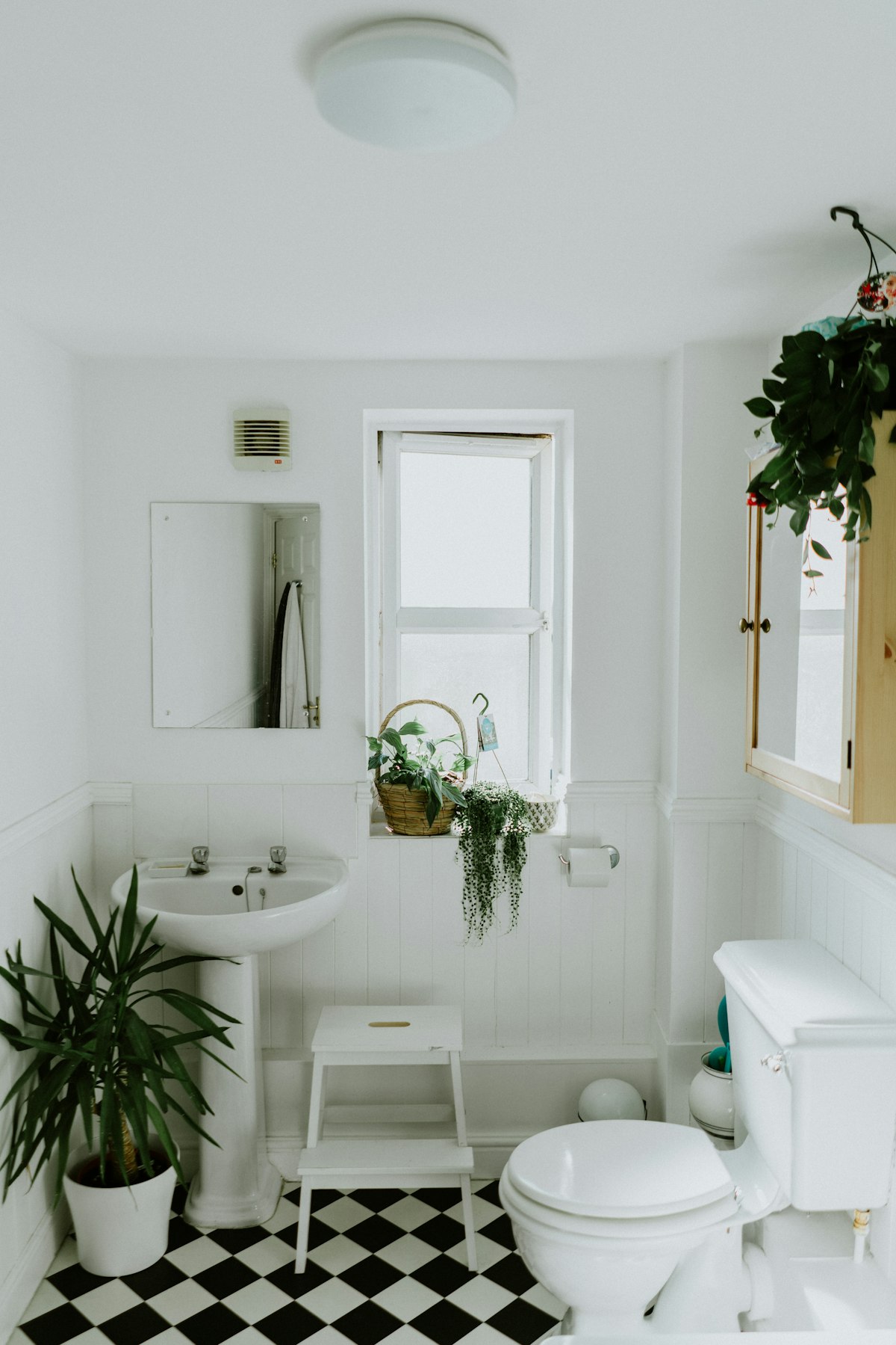 Bathroom door ideas: types and when to use them